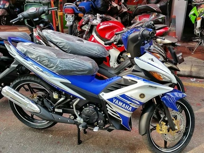Bo 3 xe may Yamaha phien ban GP sap ban tai Viet Nam hinh anh