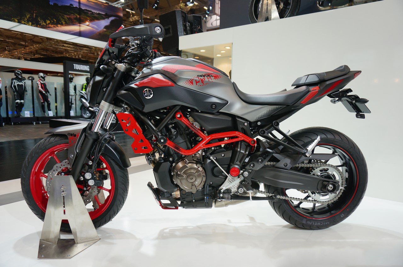 Mẫu naked bike MT-07 không phải là cái tên xa lạ với nhiều biker trên thế giới, tuy nhiên phiên bản Moto Cage giới thiệu tại triển lãm Intermot lại có sự khác biệt. Đây là sản phẩm được Yamaha gắn thêm nhiều đồ chơi, nhằm mục đích phục vụ cho những tay lái thích biểu diễn xe mạo hiểm. Thân xe được phối màu sơn mờ xám và đỏ bắt mắt, đi cùng với đó là nhiều món đồ chơi khác như chống đổ, bảo vệ động cơ. Cung cấp sức mạnh cho xe vẫn là động cơ 4 thì 689 phân khối như phiên bản tiêu chuẩn, công suất 74,8 mã lực và mô-men xoắn cực đại 68 Nm.