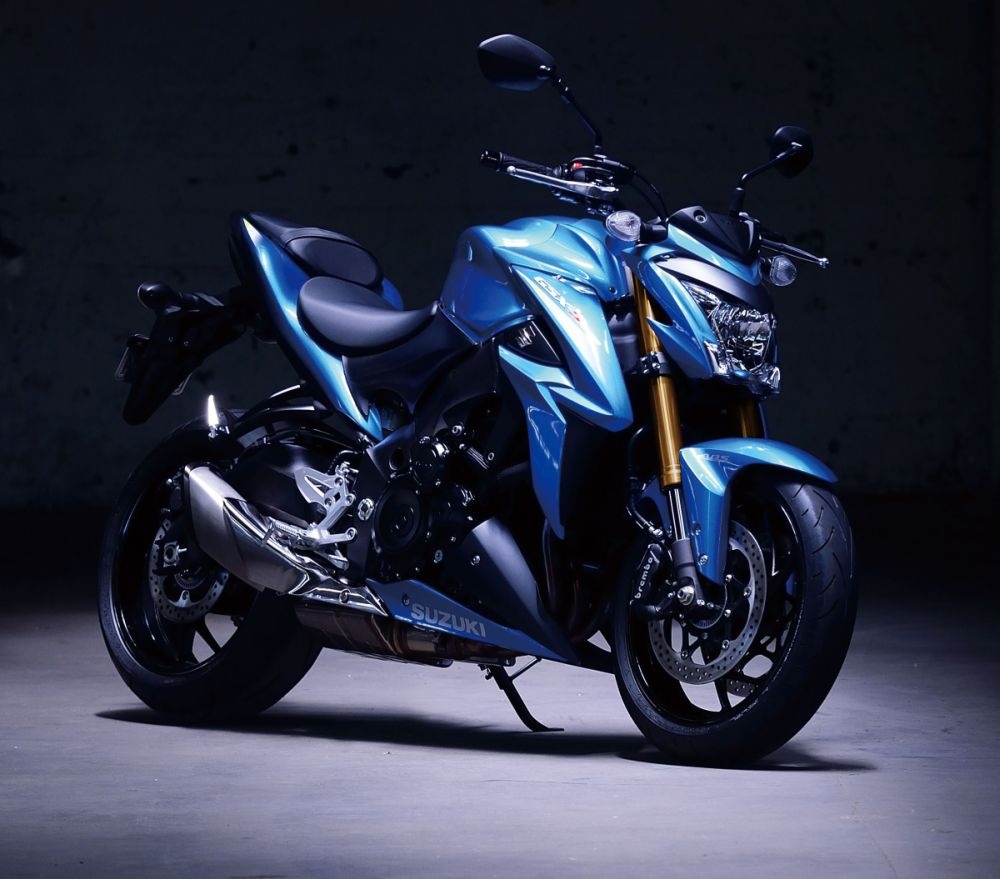 Tại triển lãm xe Intermot, hãng xe Nhật Bản đã chính thức giới thiệu mẫu naked bike GSX-S1000. Đây được xem là sản phẩm cạnh tranh trực tiếp với những cái tên lớn khác như Kawasaki Z1000, BMW S1000R, KTM 1290 Super Duke R… Chính vì vậy, mẫu naked bike của Suzuki cũng được trang bị nhiều tính năng, công nghệ cao cấp và có những thiết lập chế độ điều khiển trước phù hợp với từng loại địa hình. Suzuki GSX-S1000R được trang bị động cơ 4 thì, 4 xi-lanh thẳng hàng, dung tích 999 phân khối, làm mát bằng dung dịch. 