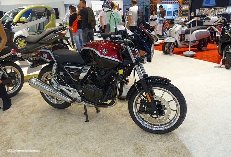 Cụm đèn pha sở hữu thiết kế bo tròn. Cụm đồng hồ đôi, kiểu dáng tròn cổ điển. So với phiên bản Classic, Wolf Café Racer có thiết kế khác biệt ở kính chắn gió và yên xe phía sau có gù theo phong cách café racer. 