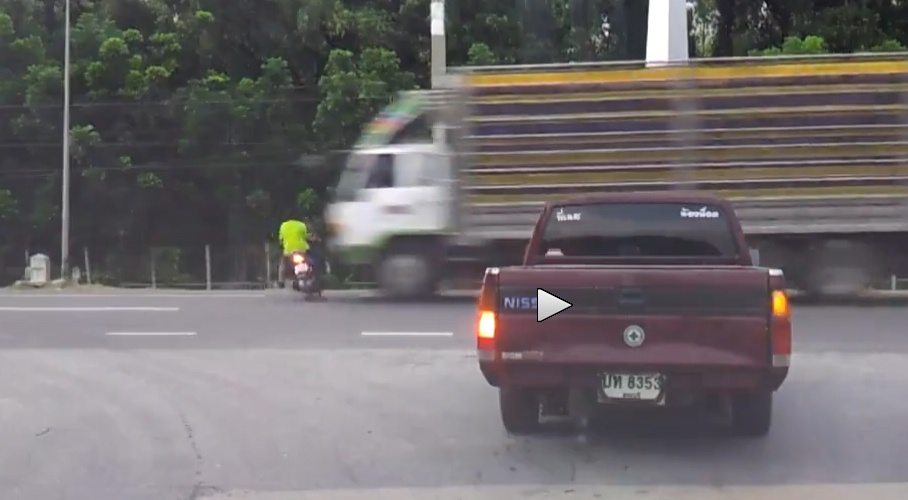 Xe may vuot den do bi o to tai dam o van toc cao hinh anh