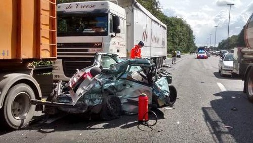 Tai nan o to tham khoc tren cao toc khi chuyen lan hinh anh