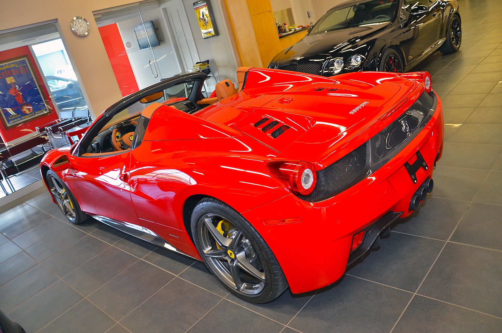 Kulu Punia, chủ của showroom này cho biết, trung bình 1 tháng bán được hơn 20 xe, doanh số trung bình 1 năm vượt qua con số 150 xe. 