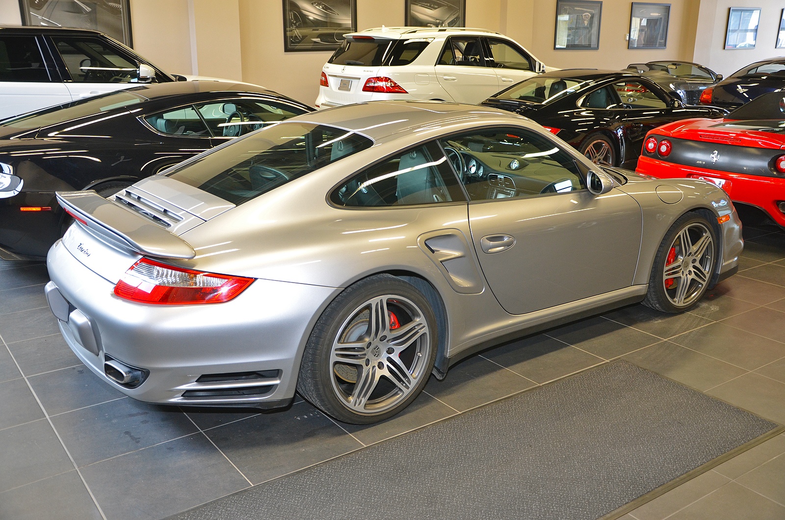 Tại showroom siêu xe này, có những chiếc xe đã qua sử dụng nhưng vẫn còn rất mới, thậm chí có xe chỉ lăn bánh vài giờ đồng hồ đã được bán lại. 