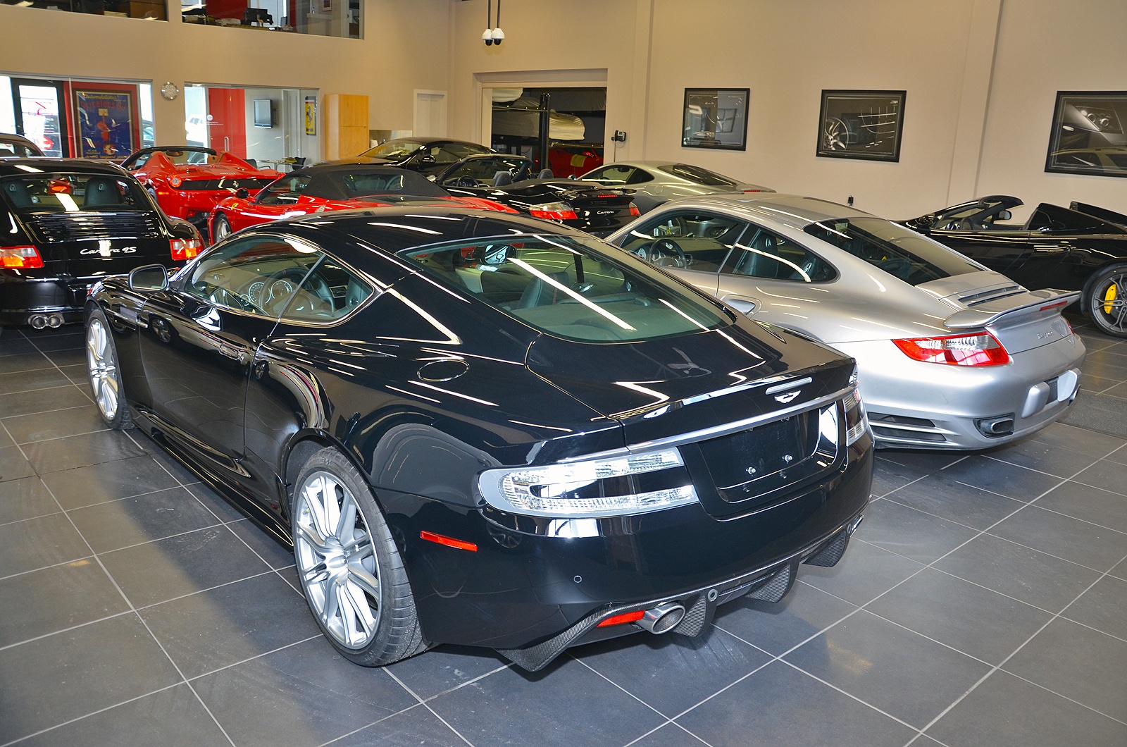 Những mẫu xe đình đám trong showroom có thể kể đến 5 chiếc Porsche Carrera GT, Ferrari F50, Ferrari Enzo….