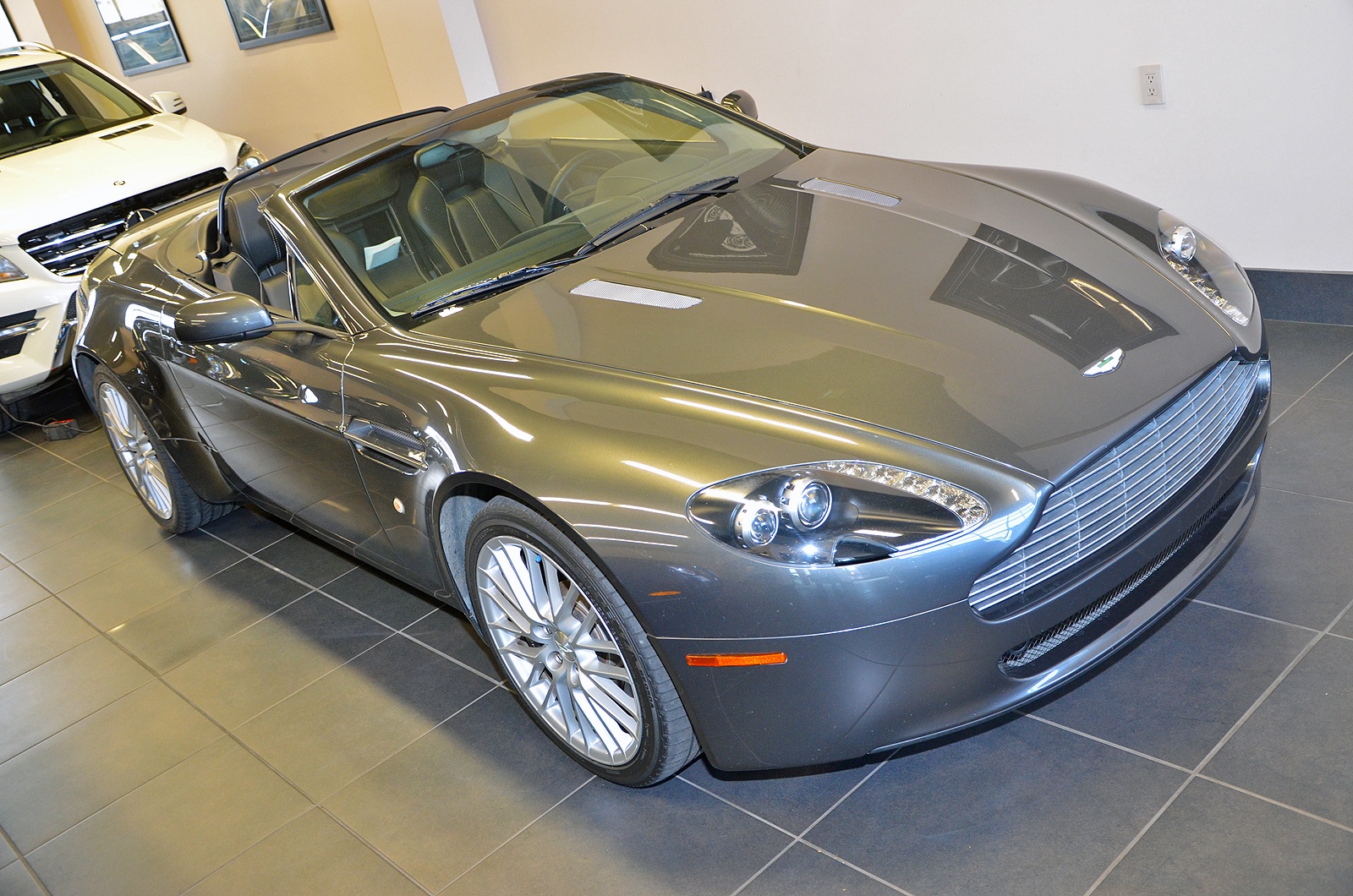 Thậm chí siêu xe mới ra mắt cách đây không lâu là McLaren 650S cũng xuất hiện trong showroom này, bên cạnh những cái tên đình đám khác như Mercedes-Benz SLS AMG Black Series và Rolls-Royce Ghost. 