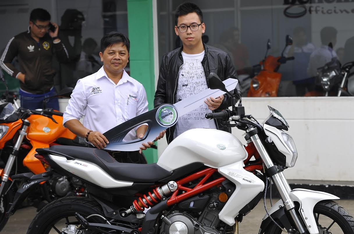 Đại diện Benelli trao chìa khóa tượng trưng cho những khách hàng đầu tiên nhận xe BN302.