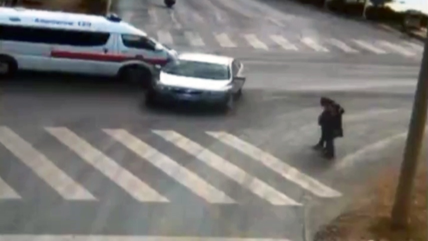 Xe cuu thuong dam vao o to gay tai nan cho 2 nguoi di bo hinh anh