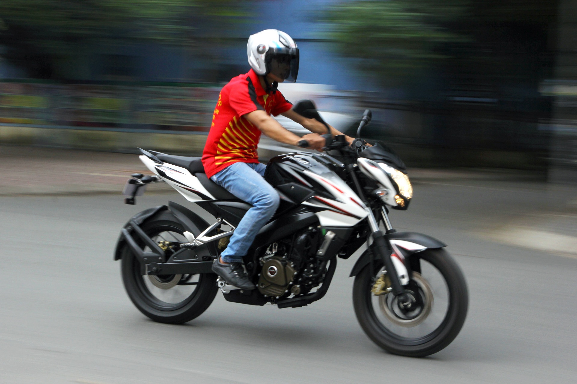 Chay thu Bajaj Pulsar 200 NS: 200 phan khoi, gia 90 trieu hinh anh