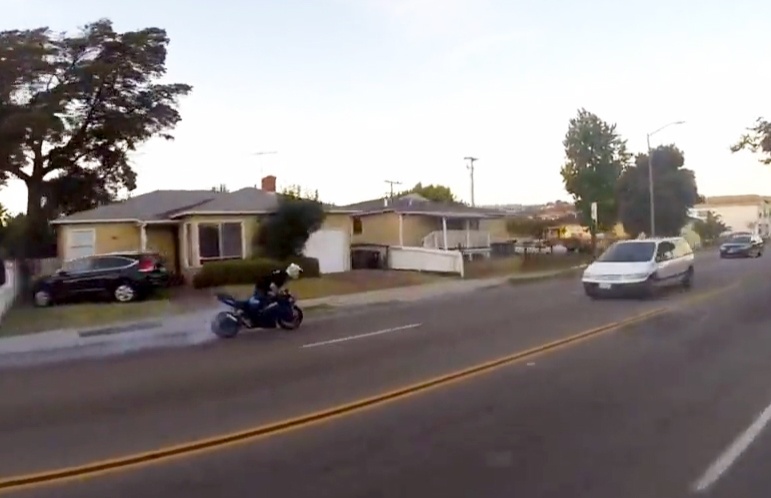 Chay xe mo to kieu coi thuong mang song hinh anh