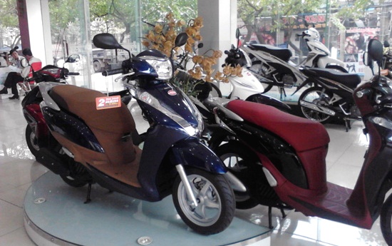 Xe may e am, dan buon khong chua tro day gia hinh anh