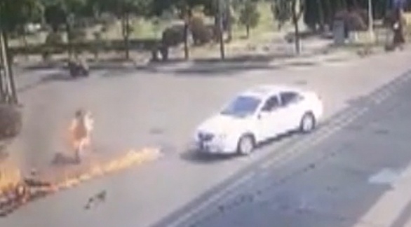 Xe may va cham o to tai nga tu, mot nguoi bi boc chay hinh anh