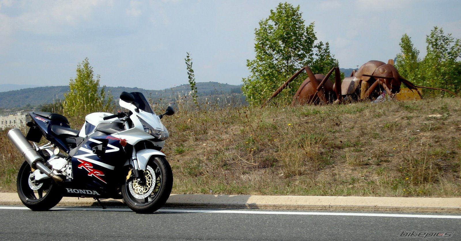 Honda CBR945RR là một trong những mẫu xe sở hữu tốc độ rất đáng nể của hãng xe Nhật Bản. Honda CBR945RR được đánh giá cao hơn so với người anh em CBR929RR và dễ điều khiển hơn so với những chiề CBR1000RR thế hệ đầu tiên. Chính vì vậy, một chiếc Honda CBR945RR mua mới sẽ không mất giá quá nhiều kể cả sau khoảng 3 năm sử dụng. Mẫu sportbike của Honda sở hữu sức mạnh 134 mã lực và có thể đạt tốc độ tối đa 285 km/h.