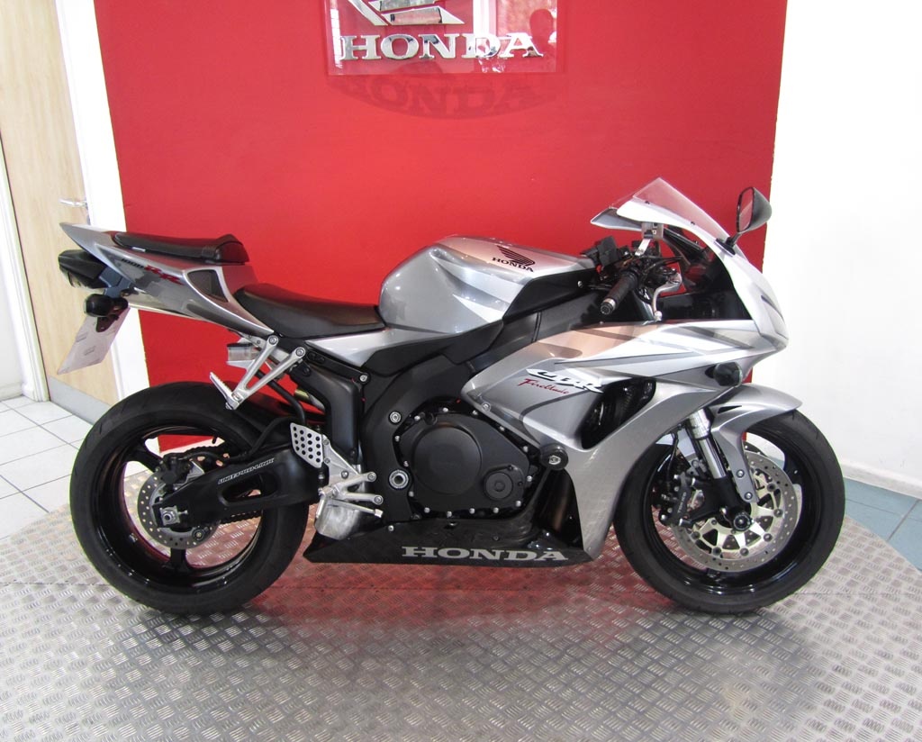 Honda CBR1000RR Fireblade đời 2006 được đánh giá là đẹp nhất của dòng xe này. So với phiên bản 2004, CBR1000RR Fireblade 2006 đã tạo nên một cuộc đột phá về thiết kế của Honda. Thân xe được thiết kế với nhiều đường nét góc cạnh, sắc sảo hơn so với trước đó. Xe được trang bị động cơ 998 phân khối, 4 xi-lanh thẳng hàng, làm mát bằng dung dịch, công suất 158,8 mã lực tại 11.500 vòng/phút và mô-men xoắn cực đại 107,9 Nm tại 8.750 vòng/phút. 