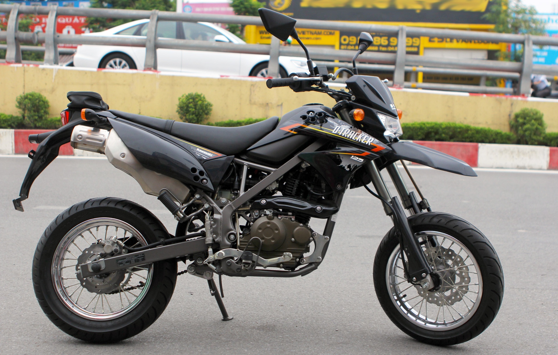 Kawasaki D-Tracker - xe cao cao chay pho cho biker Viet Nam hinh anh