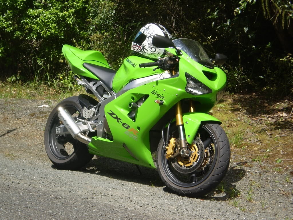 Mẫu sportbike Kawasaki ZX-6R đời 2003 có ảnh hưởng rất lớn đến thiết kế của người anh em ZX-10R và xe đua MotoGP ZX-RR. Kawasaki ZX-6R sở hữu sức mạnh 130 mã lực tại 8.000 vòng/phút