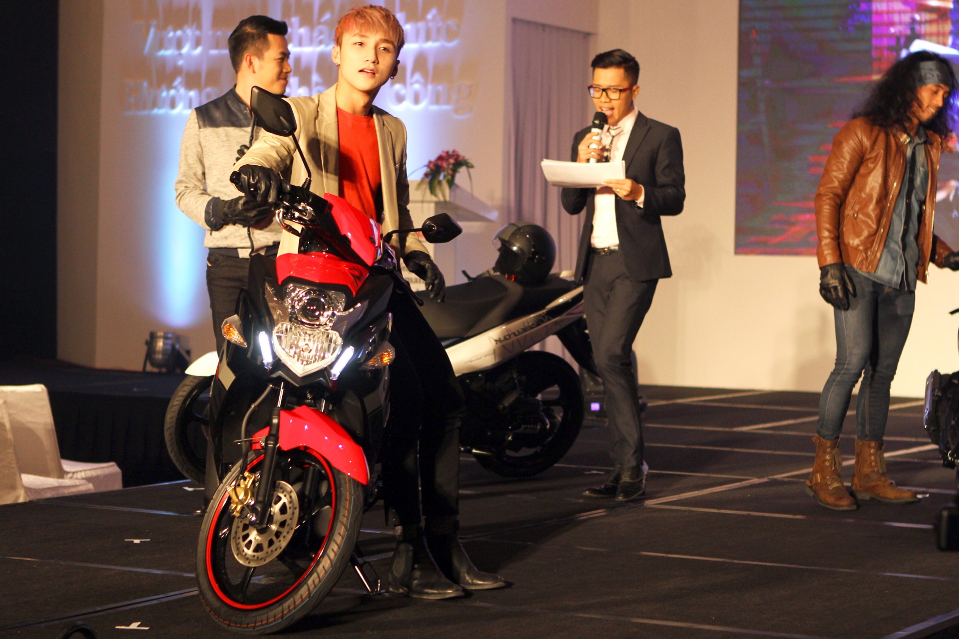 Trong buổi lễ ra mắt mẫu xe Nouvo Fi thế hệ thứ 6, hãng xe Yamaha cũng đã đồng thời giới thiệu các đại sứ thương hiệu của dòng xe này. 