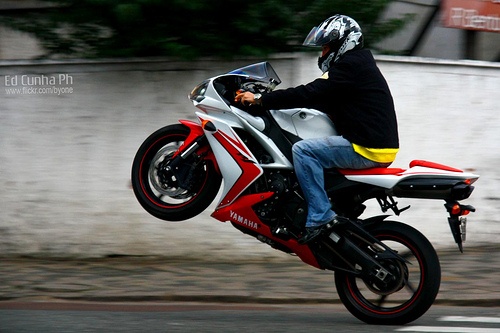 Biker dot lop, chay xe boc dau tren duong pho dong duc hinh anh