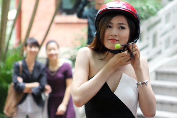 Mu bao hiem Piaggio gan tai nghe Bluetooth ra mat tai VN hinh anh