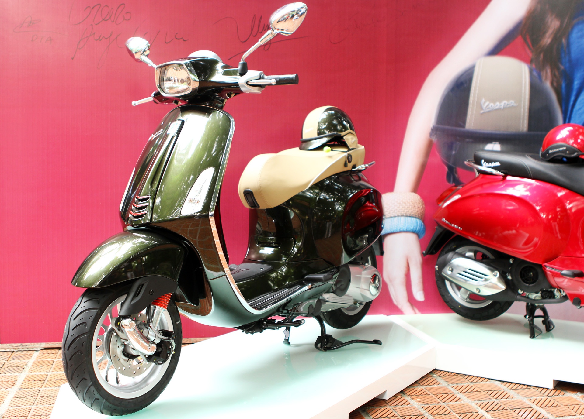 Vespa Sprint màu xanh rêu mới.