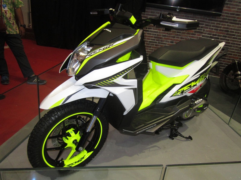 Tại thị trường Indonesia, Honda Remix sẽ là đối thủ cạnh tranh trực tiếp với Yamaha X-Ride, bởi hai xe tay ga này cùng có thiết kế và cách phối màu cá tính. Bộ đôi xe tay ga này đều nhắm đến những khách hàng trẻ tuổi, những người muốn thể hiện cá tính của mình qua một chiếc xe.