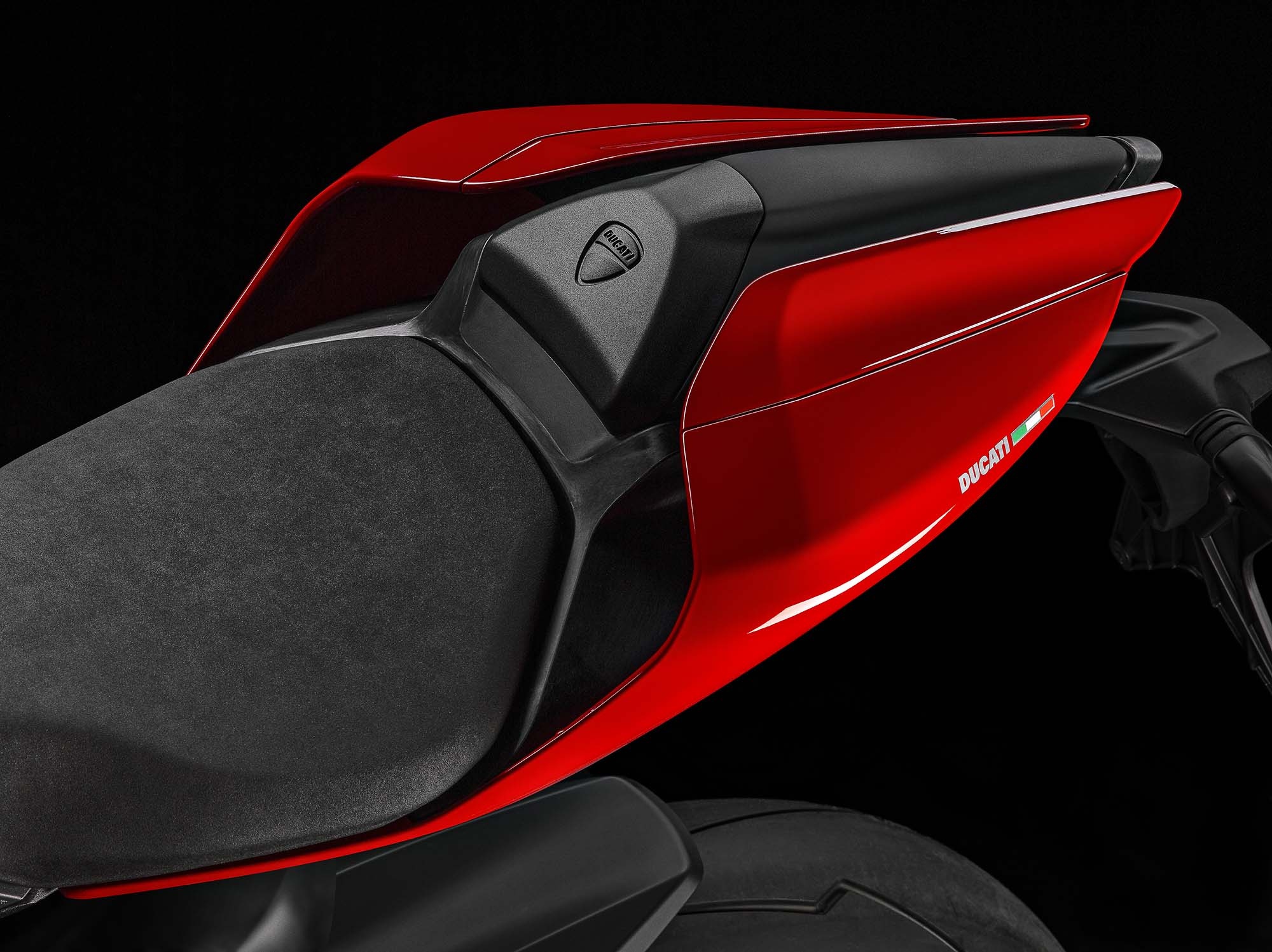 Trong khi đó, 1299 Panigale S sẽ được trang bị giảm xóc điện tử Ohlins Smart EC để tăng khả năng cạnh tranh với siêu mô tô BMW S1000RR 2015