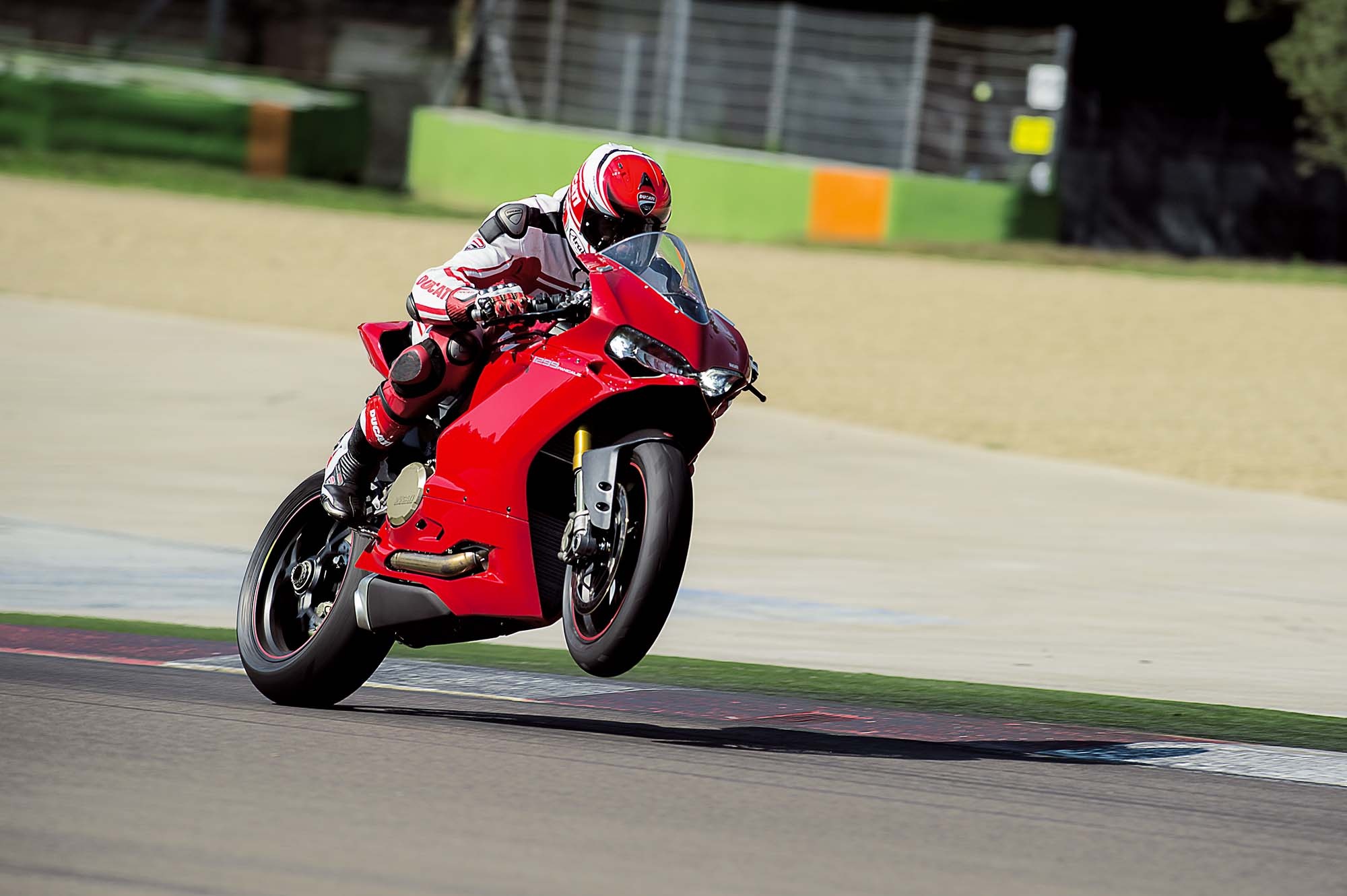 Ducati trinh lang sieu mo to 1299 Paniagale hoan toan moi hinh anh