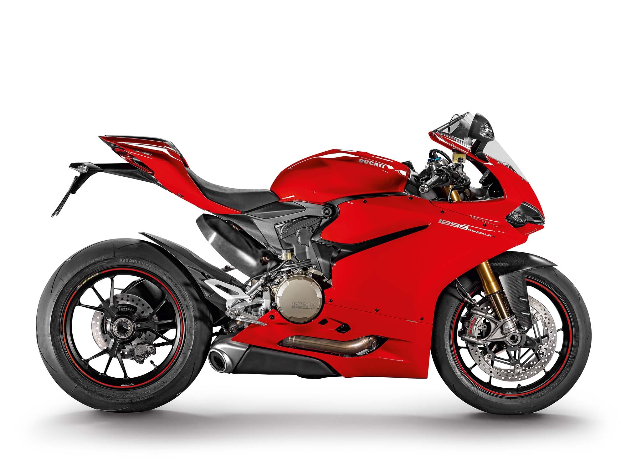 Ngoài ra, phiên bản 1299 Panigale R cũng không được trang bị hệ thống giảm xóc điện tử như Panigale S, nên trọng lượng ướt của xe vẫn duy trì ở mức 184 kg. Tuy nhiên, 1299 Panigale R sẽ được trang bị hệ thống trao đổi tín hiệu, với định vị GPS. 