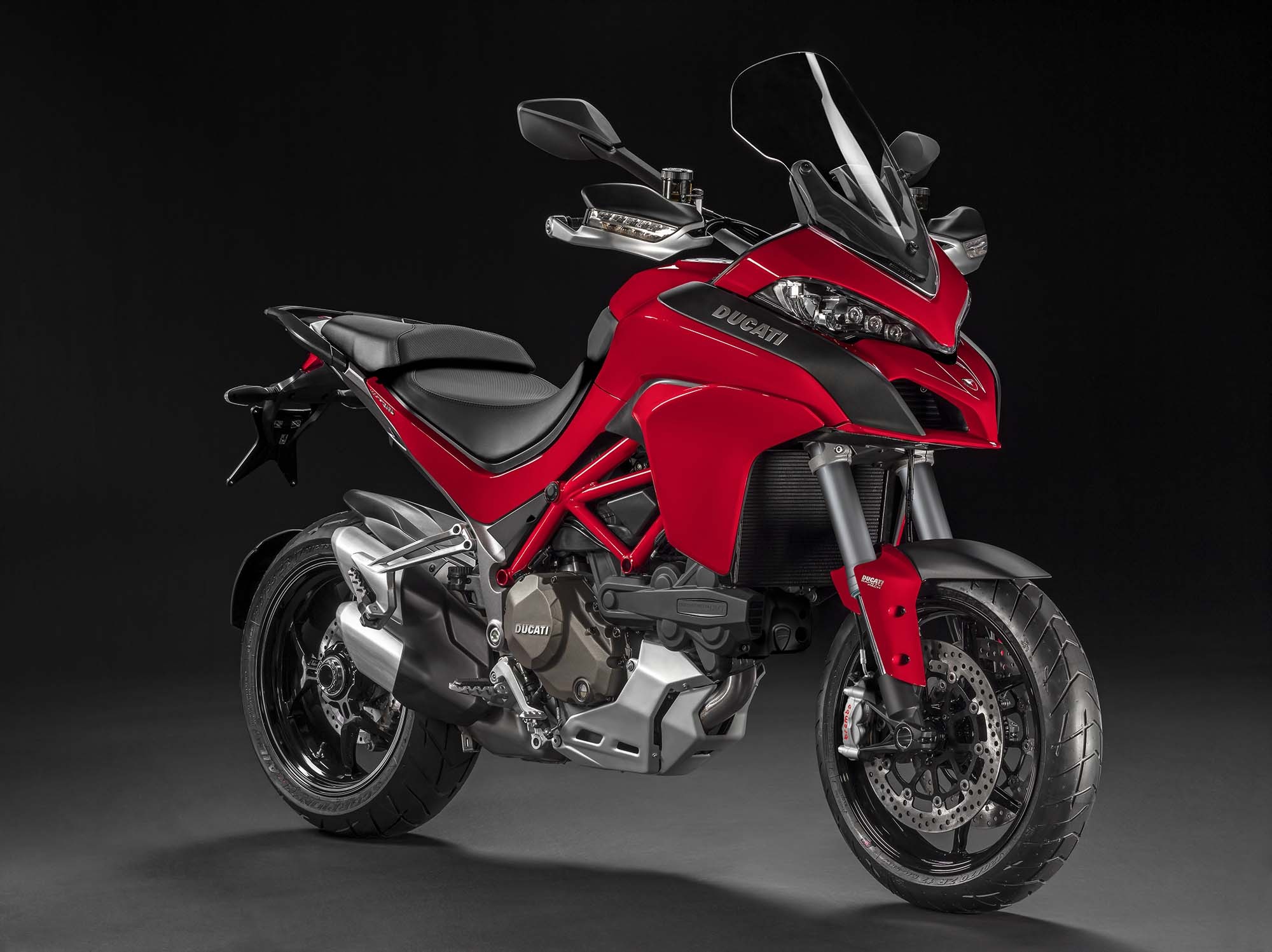 Trong khi đó, diện mạo của Multistrada 2015 cũng có những thay đổi đáng kể. Phần đầu xe được trang bị hệ thống đèn LED hoàn toàn. Đèn xi-nhan LED được tích hợp trên gương chiếu hậu. Thiết kế yên xe và chiều cao yên được sửa đổi. 