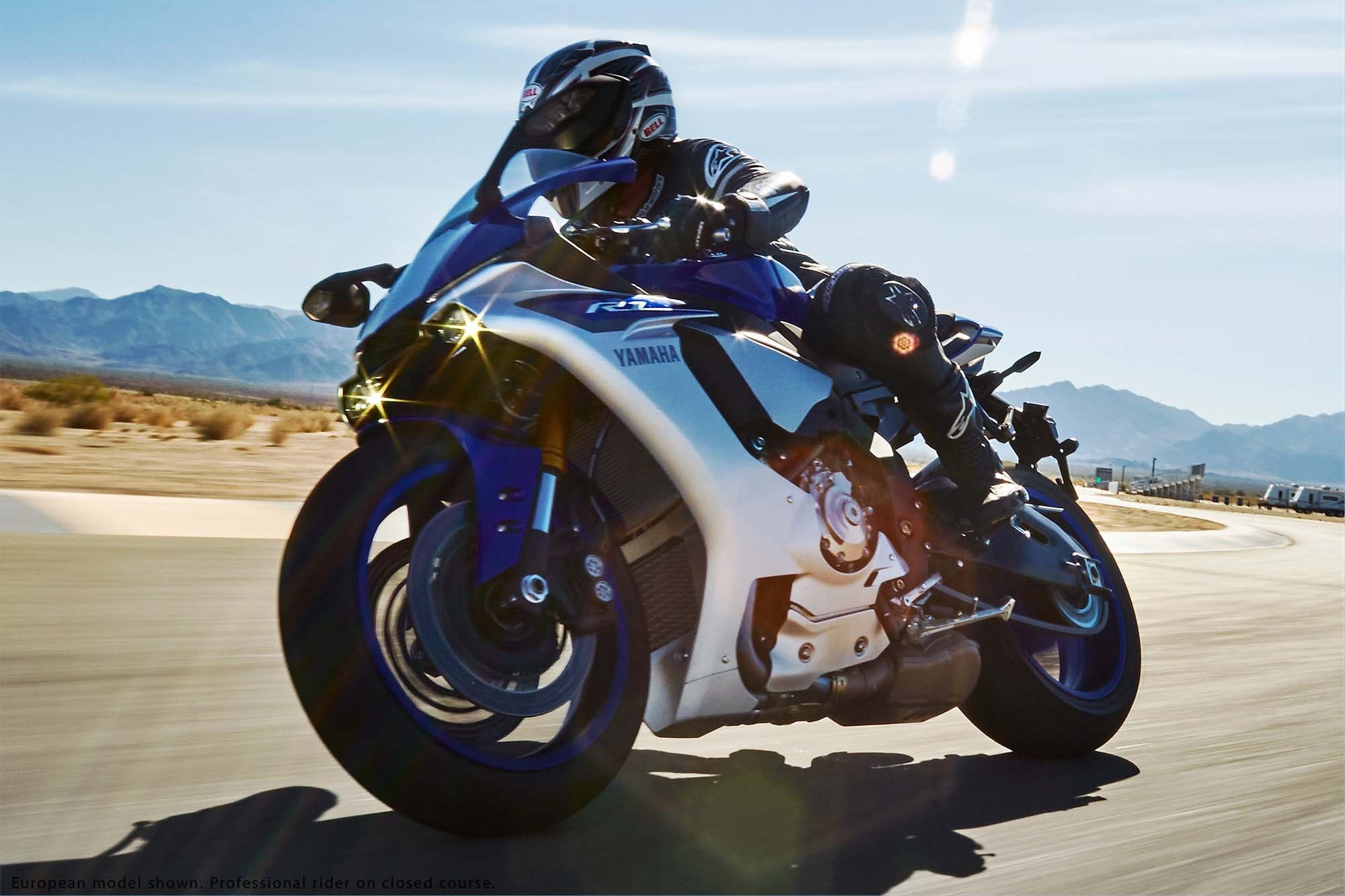 Vành xe và hệ khung phụ phía sau được làm từ hợp kim magie giúp giảm trọng lượng xe. Ngoài ra, để tăng sự hiện đại, Yamaha đã trang bị cho xe màn hình hiển thị TFT, đèn pha LED. Bên cạnh đó là tùy chọn hệ thống trao đổi dữ liệu CCU, cho phép người dùng nhập dữ liệu GPS. 