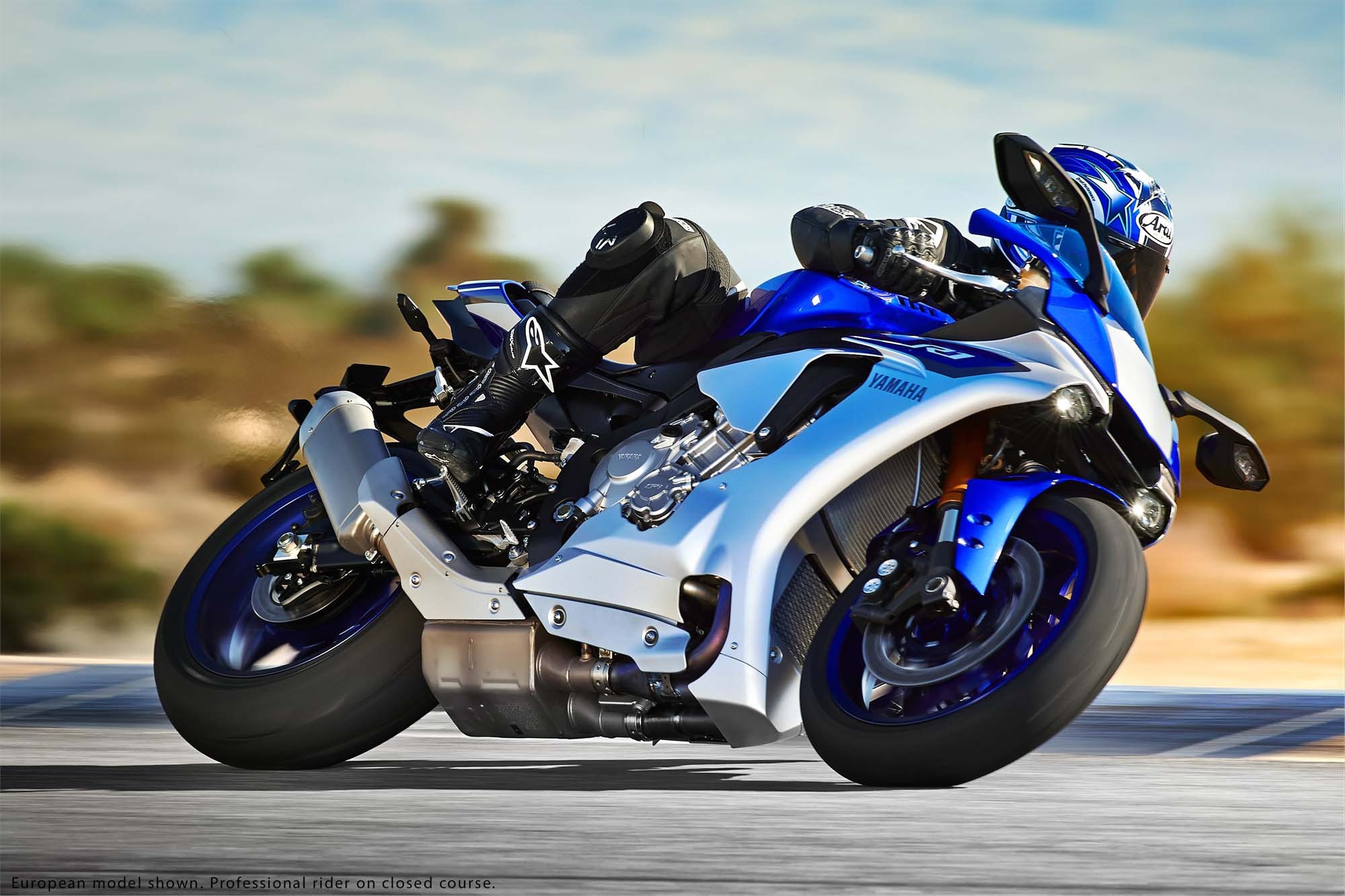 Bánh sau được trang bị phanh đĩa 220 mm, có ABS. Bánh sau kích thước 190/55ZR17M/C. 