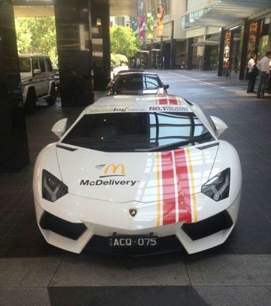 Sieu xe Lamborghini va Ferrari dung de giao do an nhanh hinh anh