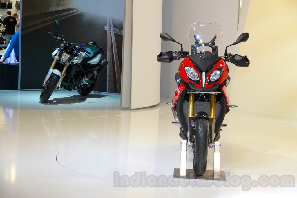 Trong số rất nhiều mẫu xe được chờ đợi tại kỳ triển lãm EICMA năm nay, BMW S1000XR là cái tên được nhiều tín đồ của hãng xe Đức quan tâm. Ngay từ tên gọi có thể nhận thấy S1000XR sẽ sử dụng chung khối động cơ với “người anh em” siêu mô tô S1000RR và naked bike S1000R.