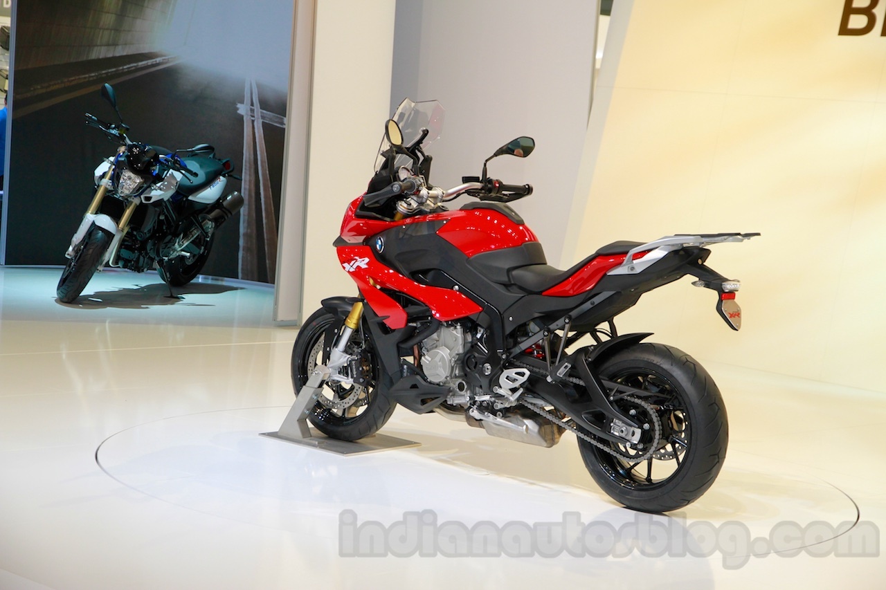 Do thừa hưởng nền tảng động cơ từ S1000RR, mẫu xe thể thao đa địa hình S1000XR cũng có khả năng đạt ngưỡng mô-men xoắn cao ở vòng tua máy thấp. Hãng xe Đức cũng đã thiết lập sẵn cho xe 2 chế độ lái khác nhau, kèm theo đó là hệ thống kiểm soát cân bằng xe (ASC), kiểm soát lực kéo và gói trang bị chống bó cứng phanh ABS Pro mới.