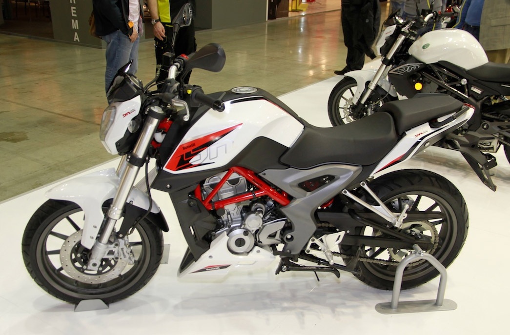 Benelli BN251 moi de doa vi the cua KTM Duke 200 hinh anh