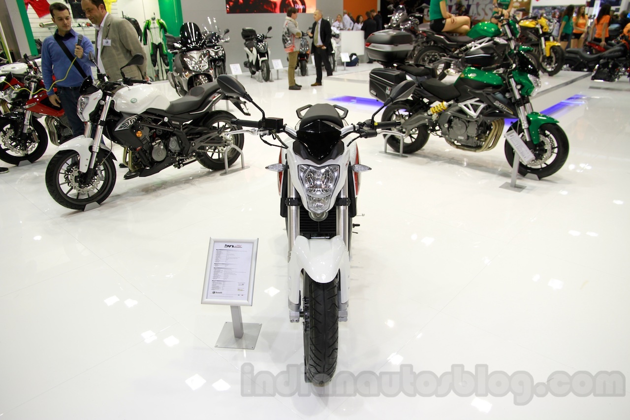 Tại triển lãm EICMA diễn ra ở Milan, Ý, hãng xe Benelli đã chính thức trình làng mẫu naked bike BN251. Như vậy, Benelli đã bổ sung thêm một sản phẩm mới trong phân khúc naked bike cỡ nhỏ, có giá bán cạnh trạnh với nhiều đối thủ cùng phân khúc. 