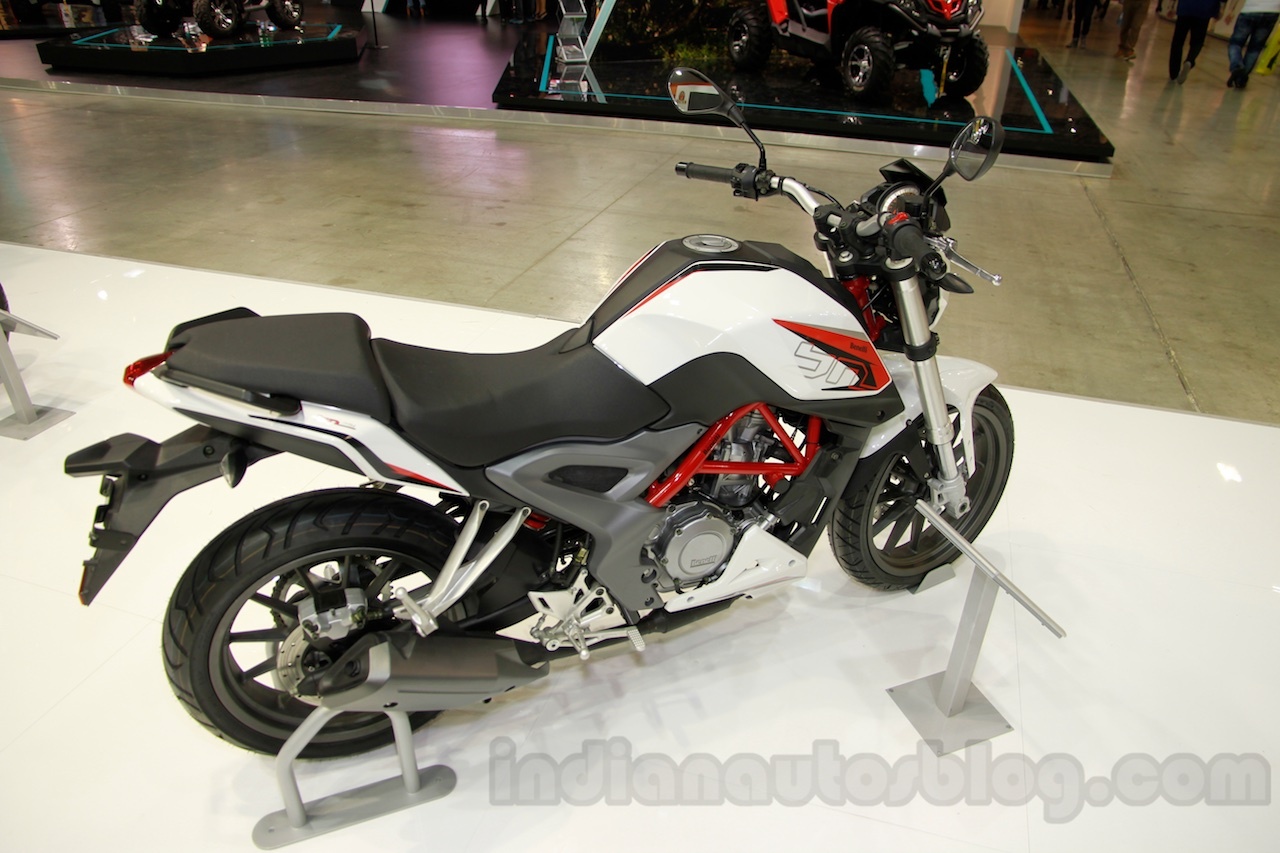 BN251 sở hữu thiết kế góc cạnh, với nhiều đường cắt sắc sảo trên thân xe, mang lại cảm giác nam tính và khỏe khoắn cho chiếc xe.