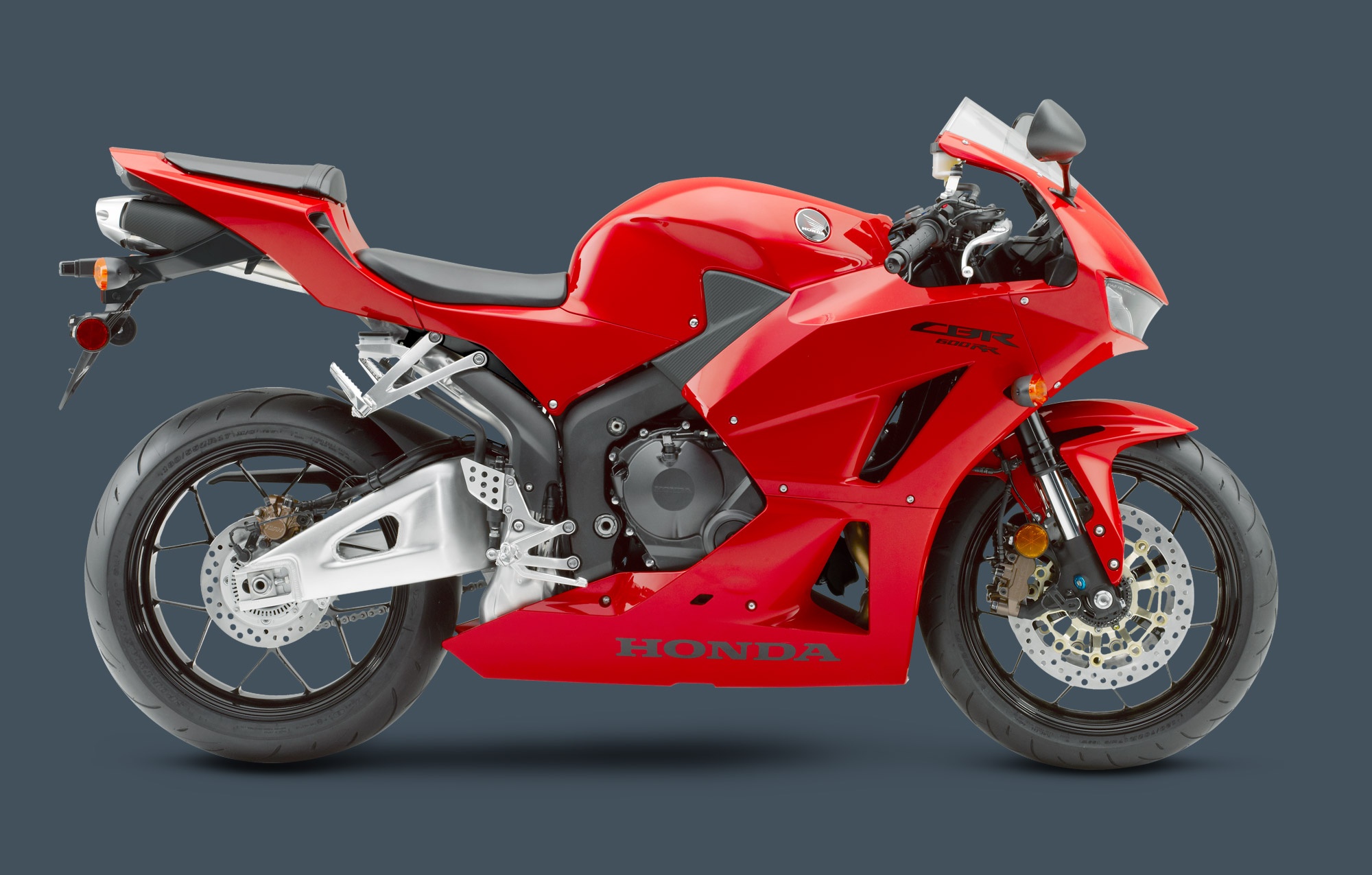Mẫu sportbike CBR600RR 2015 cũng được giữ nguyên ở kiểu dáng và công nghệ động cơ. Điểm khác biệt duy nhất là tại thị trường Mỹ, mẫu sportbike tầm trung của Honda được bổ sung thêm tùy chọn màu đen. CBR600RR 2015 được trang bị động cơ 599 phân khối, 4 xi-lanh thẳng hàng, làm mát bằng dung dịch.