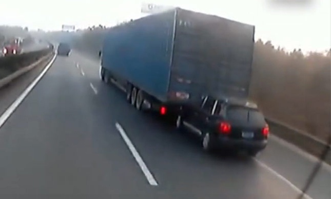 Porsche Cayenne dam vao duoi xe container, bi keo le 10 km hinh anh