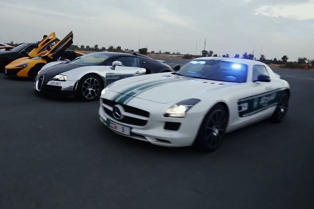 Hang chuc sieu xe cua dai gia Dubai khoe suc manh tren duong hinh anh