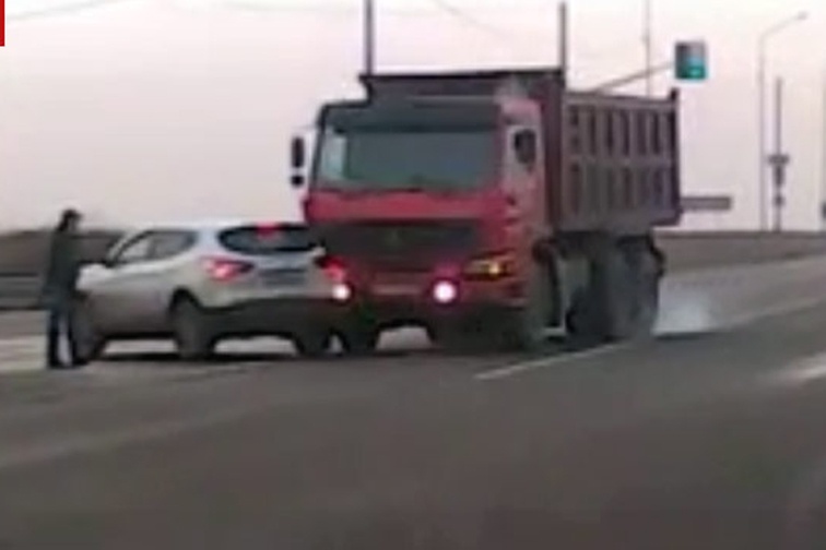Nguoi di bo thoat chet than ky khi dung giua tai nan o to hinh anh