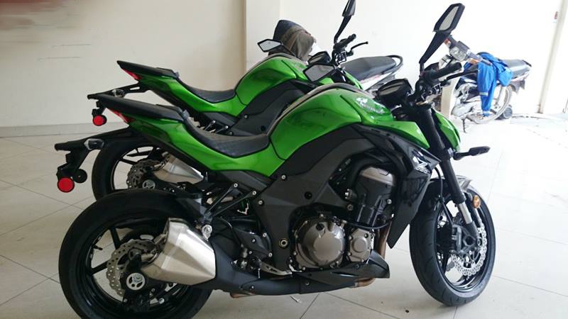 Z1000 2015 sở hữu bộ cánh với màu xanh lá nhiều hơn, kết hợp cùng màu đen.