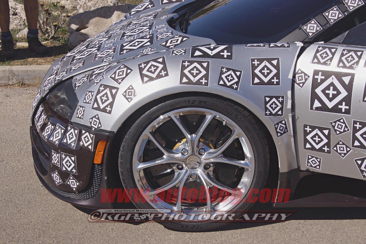 Theo hình ảnh ghi được, siêu xe mới của Bugatti có những thay đổi ở bộ phận hút gió, khuếch tán gió phía sau được chỉnh sửa. Ngoài ra, xe vẫn được trang bị bộ phanh đĩa gốm-carbon tương tự như trên phiên bản Veyron Super Sport. 