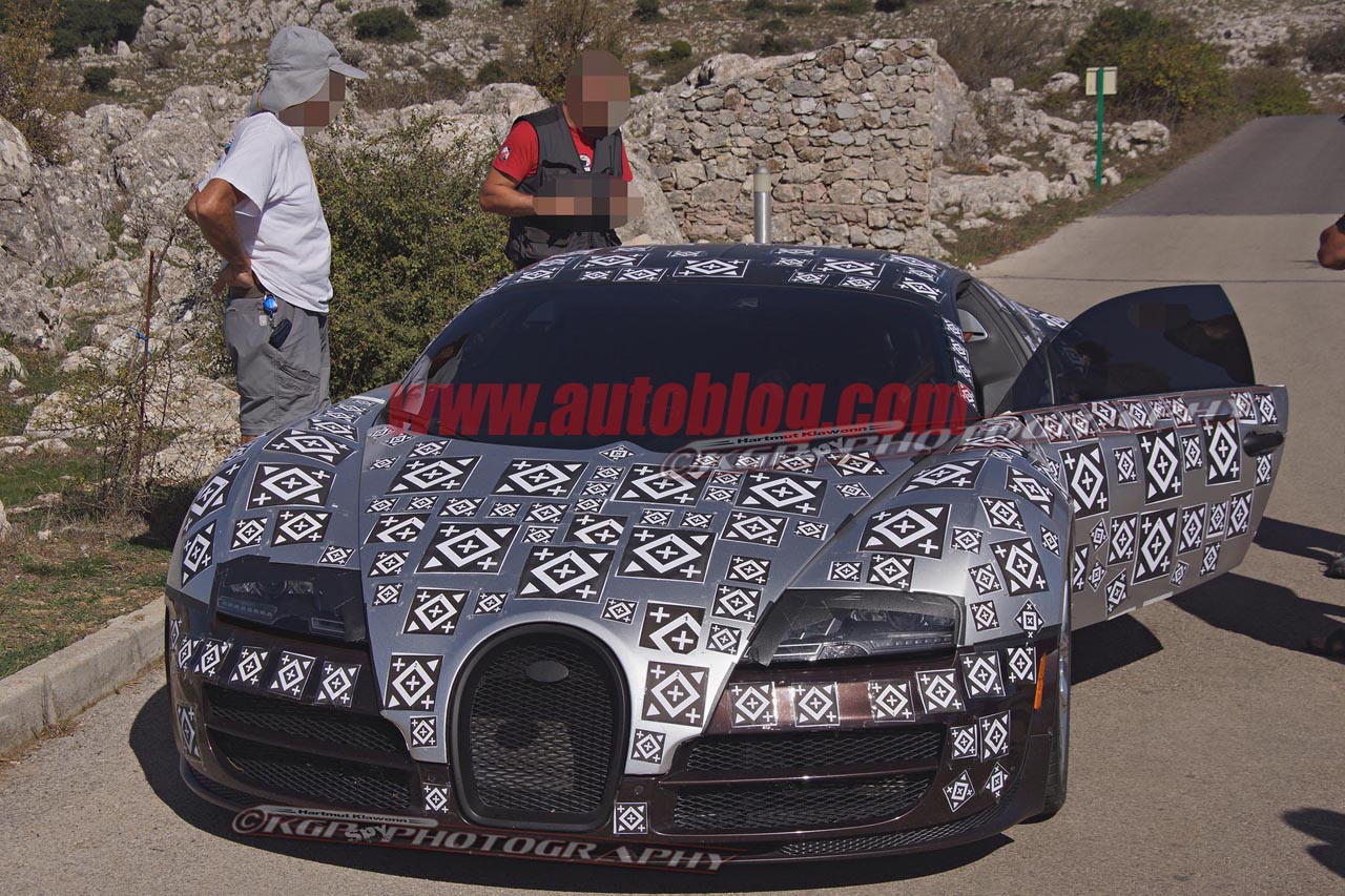 Trong khi đó, cung cấp sức mạnh cho xe sẽ là tổ hợp động cơ hybrid, giữ nguyên động cơ đốt trong công suất 1.200 mã lực và bổ sung thêm động cơ điện tối thiểu 300 mã lực, mang lại tổng công suất có thể đạt mức 1.500 mã lực. Như vậy, khi được sản xuất thương mại, Bugatti Chiron sẽ là siêu xe hybrid mạnh mẽ nhất, vượt qua Ferrari LaFerrari 963 mã lực. 