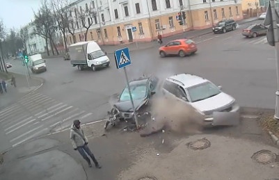 Hai o to doi dau o toc do cao do vuot au hinh anh