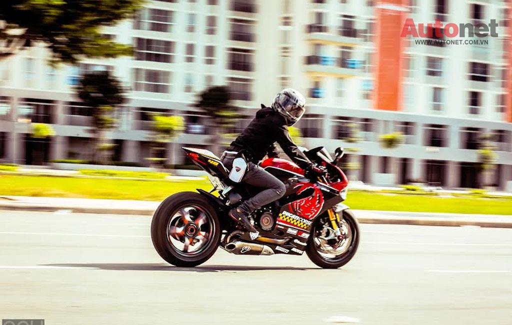 So với phiên bản tiêu chuẩn, Ducati 1199 Panigale S Tricolore bản độ của nhóm US stlyle team không chỉ khác về mặt diện mạo mà sắc màu logo cũng được phối lại. Cụ thể là màu đỏ, trắng chủ đạo đã được thay thành đỏ, đen. Bên cạnh đó, cơ cấu kỹ thuật và trang thiết bị không có gì thay đổi.