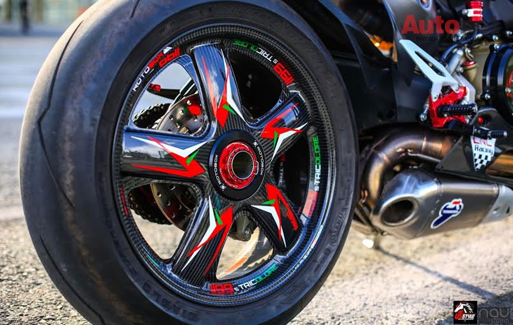 1199 Panigale S Tricolore còn có sự khác biệt ở phần tay lái, vị trí ngồi điều khiển xe. Vị trí ngồi cầm lái tới tay lái được rút ngắm thêm 30 mm, chiều cao tay lái tính từ mặt đất cao hơn 10 mm và rộng hơn 32 mm so với phiên bản tiêu chuẩn.