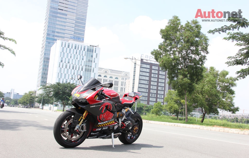 Được biết, nhóm US stlyle team tại Tp.HCM cũng chịu trách nhiệm cho màu sơn mới của Ducati 1199 Panigale S Tricolore. Với “bộ cánh” mới được lên full carbon, cùng những mẫu tem, logo… tự thiết kế khiến siêu phẩm hai bánh đến từ Ý trông càng hầm hố và dữ dằn hơn.