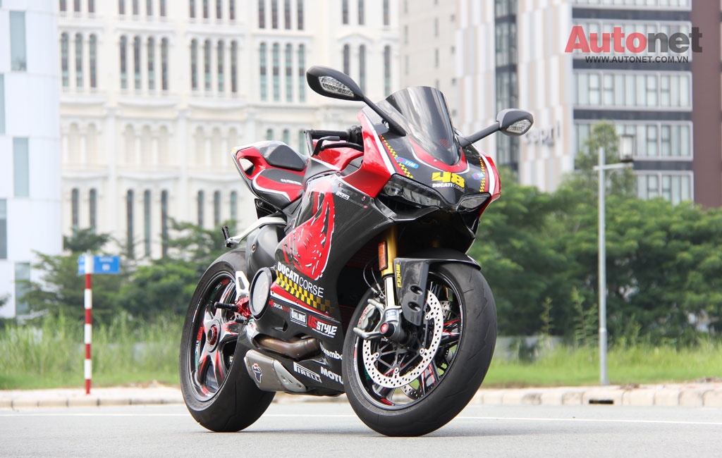 Ngoài ra, 1199 Panigale S Tricolore còn được trang bị thêm gói phụ kiện đi kèm như; Ducabike, CNC Racing, mâm Rotobox full carbon, pô Terminoni độ full, Option Brembo Special part… theo đại diện của US stlyle team cho biết, gói độ này có giá khoảng hơn 200 triệu VND.