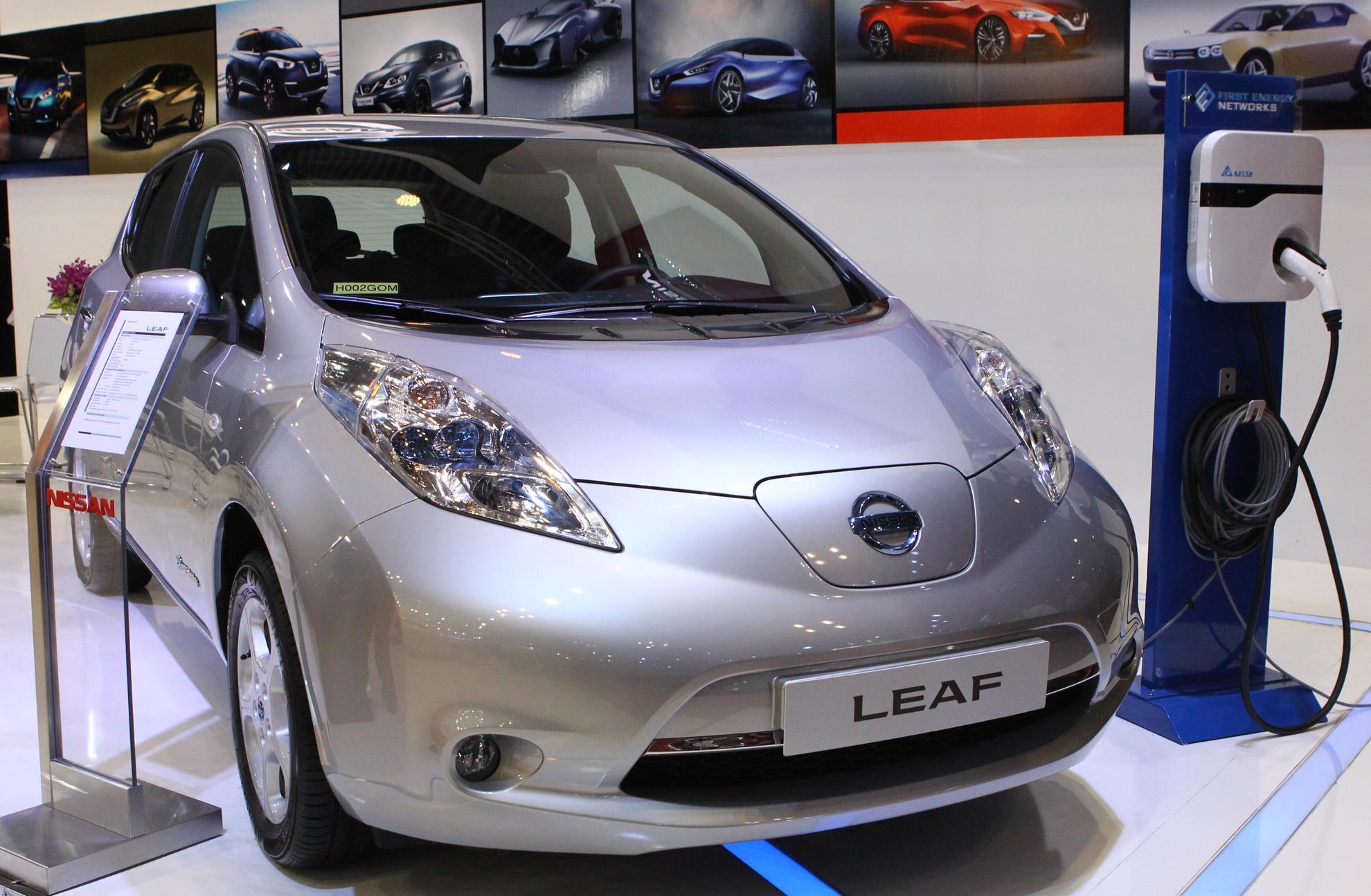 Nissan trung bay o to dien tai Vietnam Motor Show 2014 hinh anh